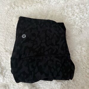 Lululemon Black camo capri leggings size 2